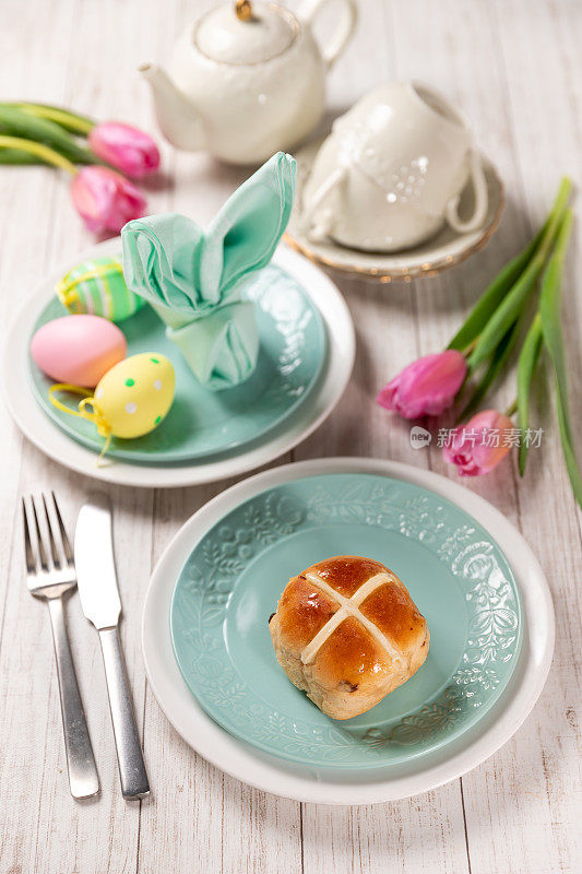 复活节甜点桌上有热的十字面包