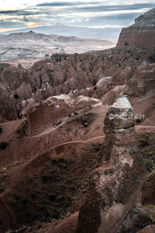 土耳其卡帕多西亚的红谷岩层的傍晚全景
