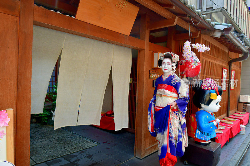 穿着舞子服装的日本女人站在祗园街，京都