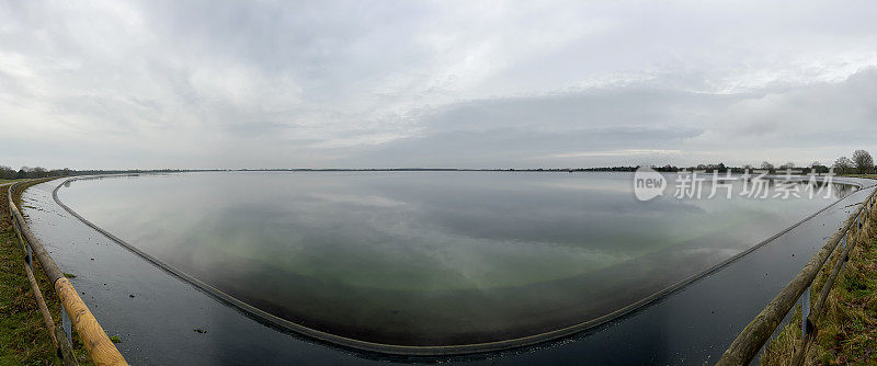 在雨天，德国林根市有一个名为“Speicherbecken”的湖。