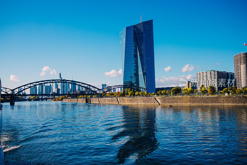 与欧洲中央银行(ECB)金融区的主河桥相连