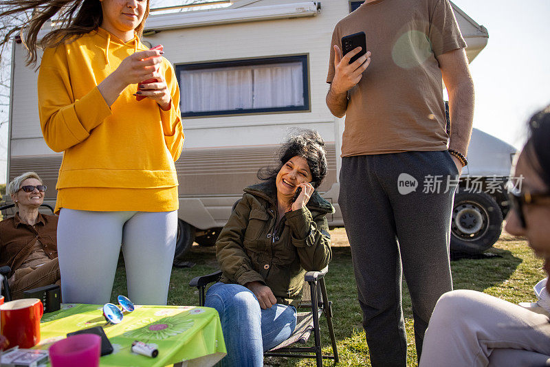 白种人家庭在野餐期间吃午饭