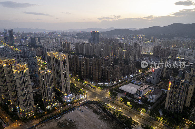 霓虹灯和车流在夕阳的照耀下穿过城市的街道