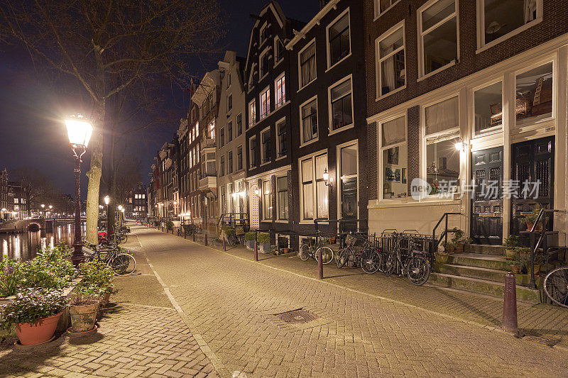 阿姆斯特丹市运河街的夜晚