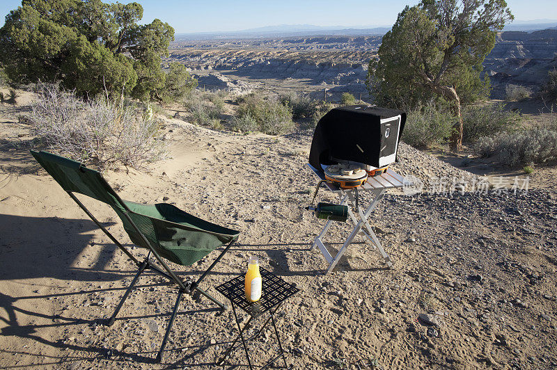 露营炉，烤箱和露营椅附近的风景俯瞰