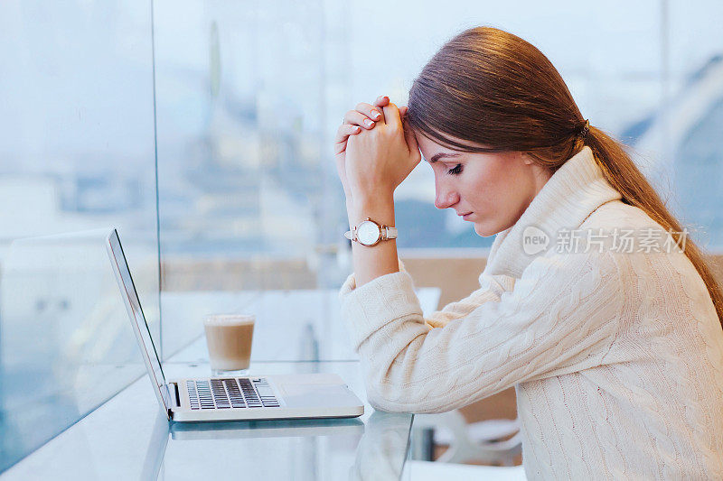 压力，悲伤疲惫的女人靠近电脑