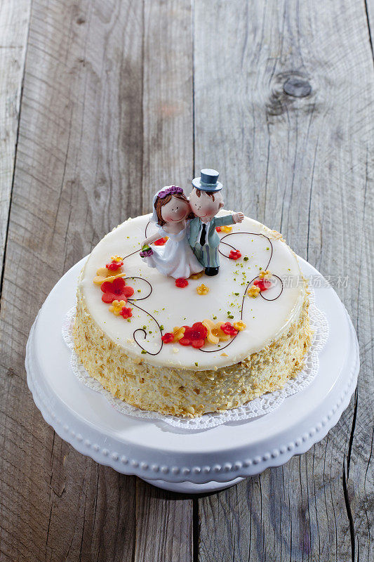 酒奶油蛋糕，婚礼小雕像蛋糕，新娘和新郎