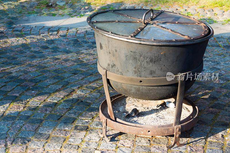 有一个火室用来做饭的铁锅