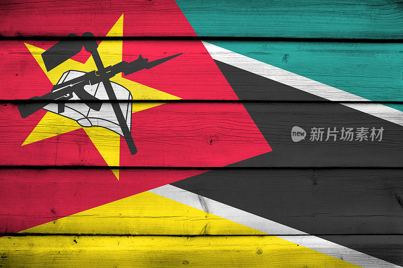 木材背景上的莫桑比克国旗