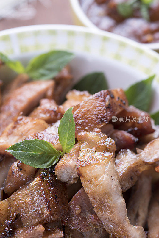 亚洲食物，木炭煮猪肉颈与蜂蜜