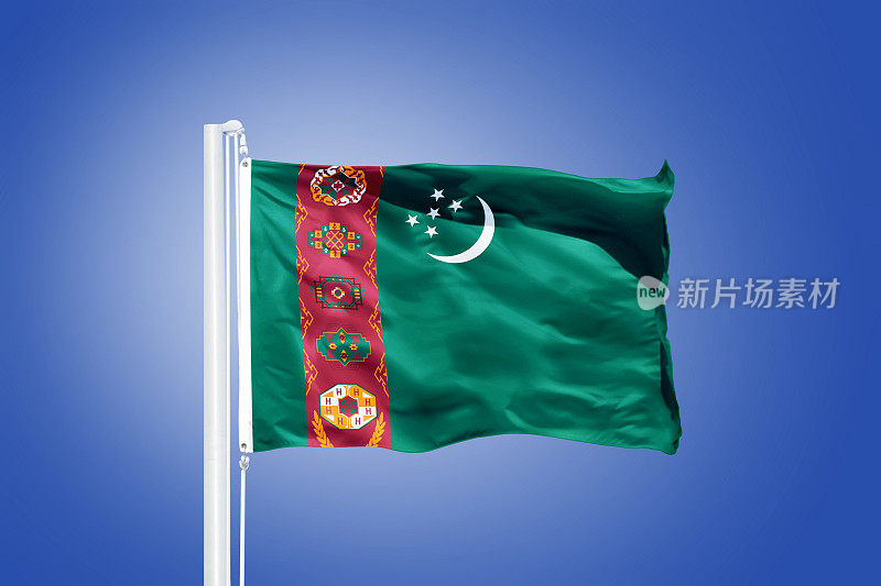 蓝天下，土库曼斯坦国旗飘扬