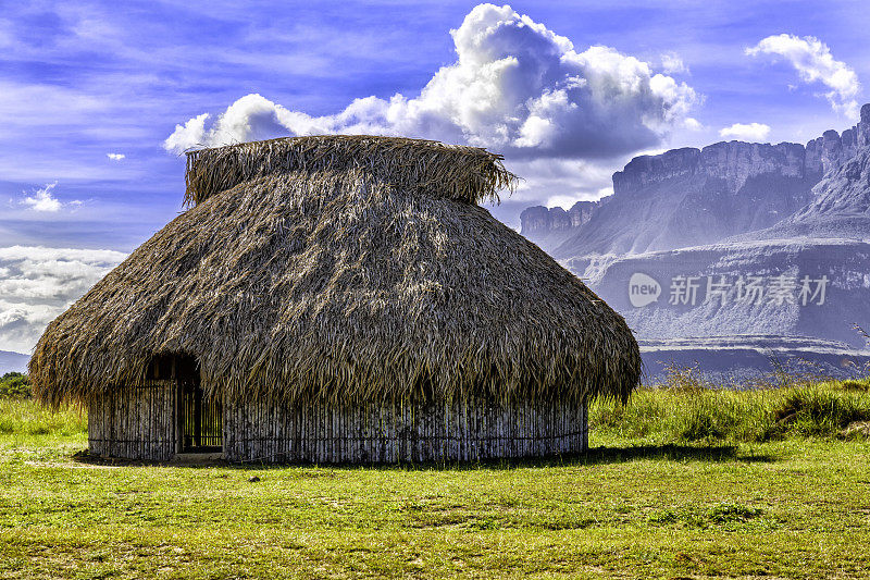 Kamarata村的土著小屋。背景是奥扬·特佩。