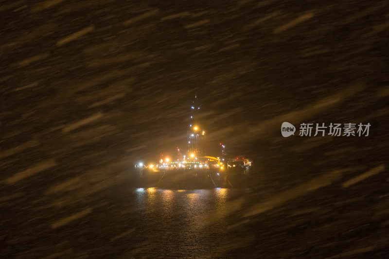 石油钻塔在暴风雪的夜晚