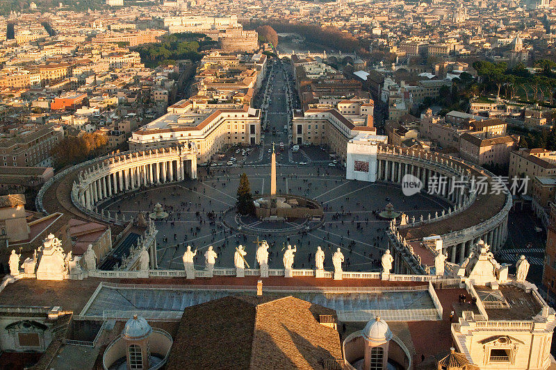 从意大利西斯廷教堂看罗马的圣彼得广场