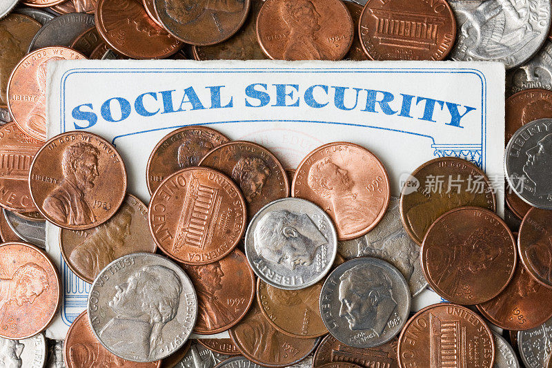 各种各样的美国硬币在一张社会保障卡上