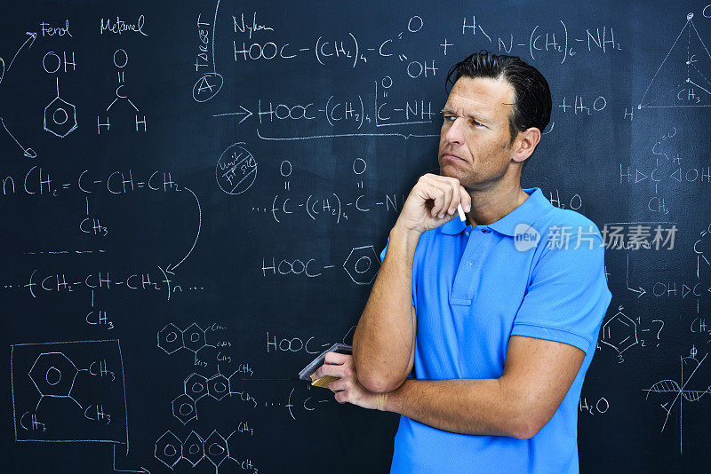 化学老师用黑板思考