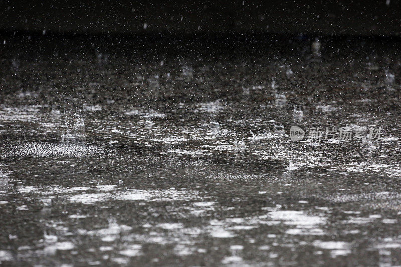 新加坡:雨滴在水坑里溅起水花