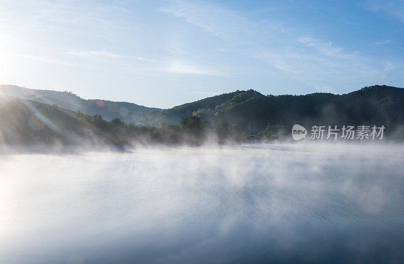 早晨雾蒙蒙的湖