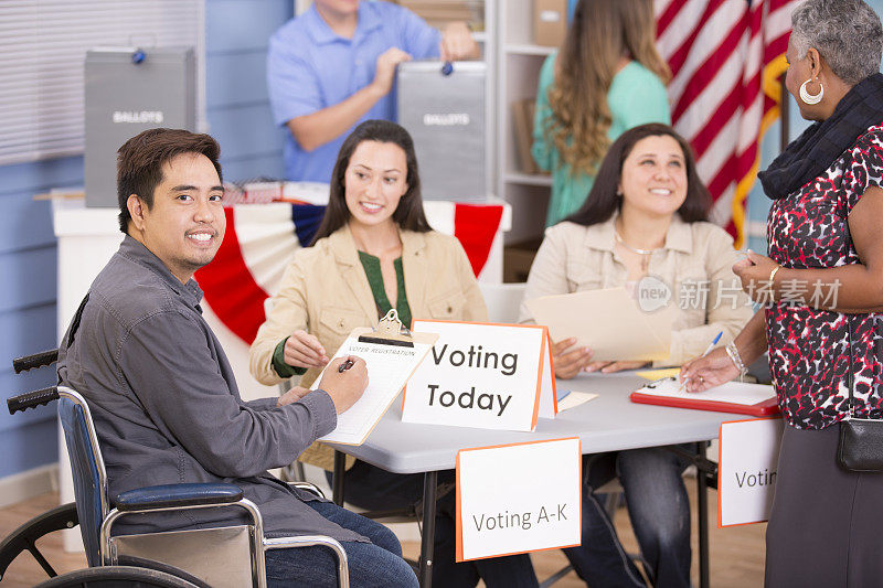 选民登记，在美国选举中投票。一个人残疾。