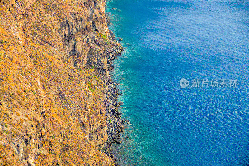 美丽的色彩与希腊圣托里尼岛的海岸线形成鲜明对比