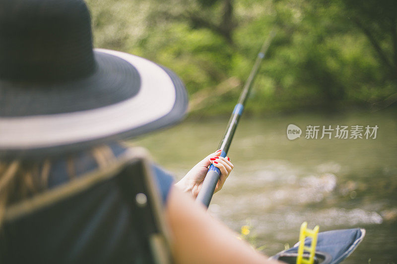 在河里钓鱼的女人