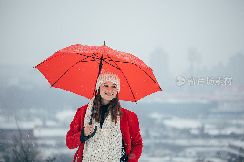 穿红衣服的漂亮女孩