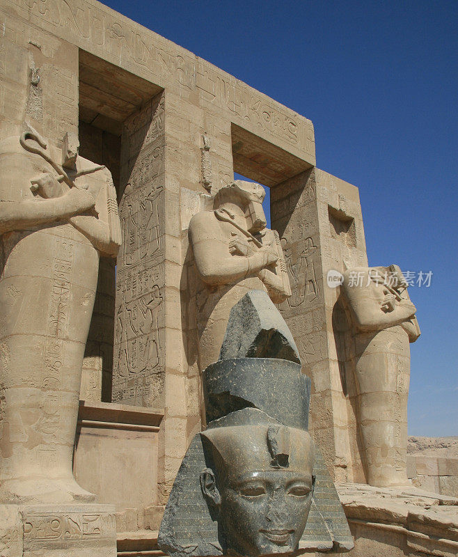 埃及底比斯拉姆塞姆的奥西莱德石柱和拉美西斯二世的头像