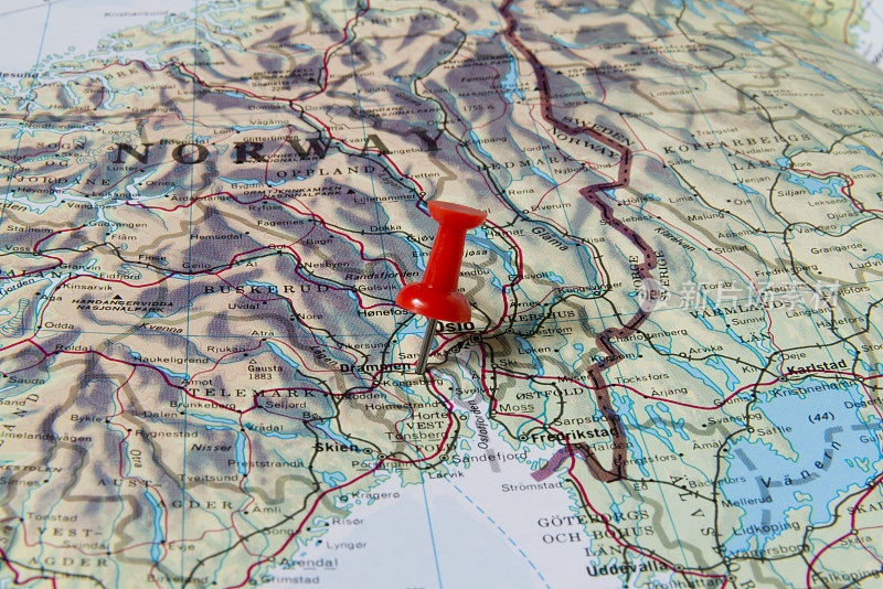 挪威地图上用红色图钉标出的搬运工