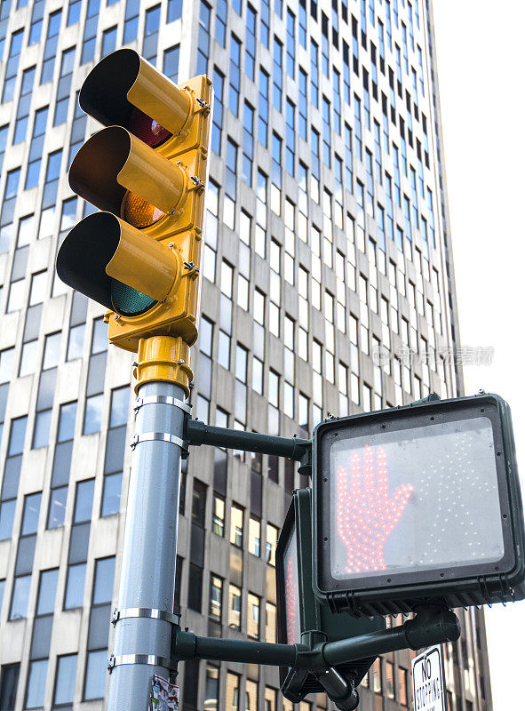 办公楼城市交通信号灯和人行横道标志