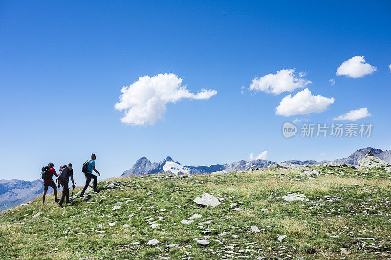 山顶上的徒步旅行者