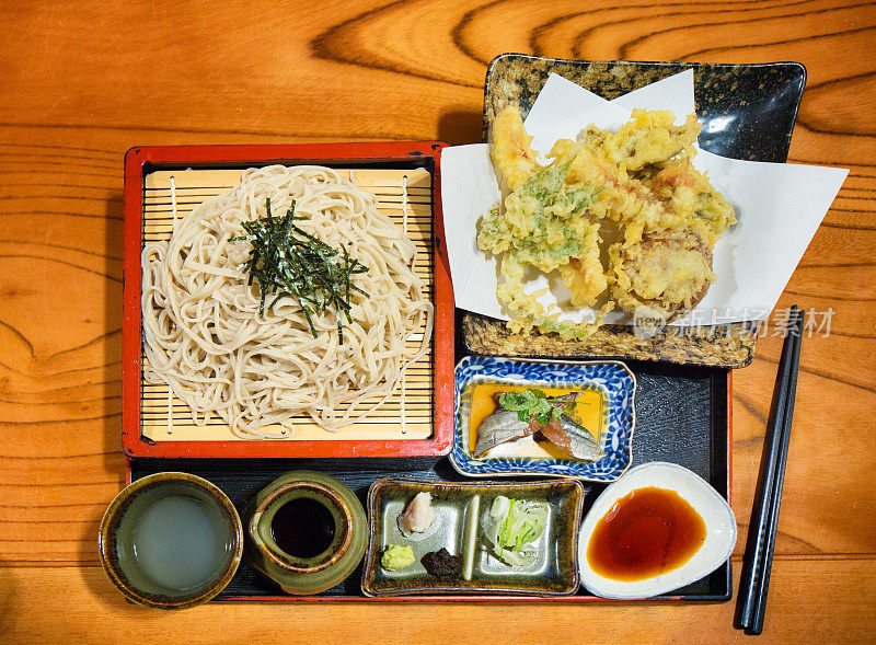 荞麦面和天妇罗日式料理