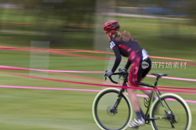 Cyclo-Cross赛车手的女孩