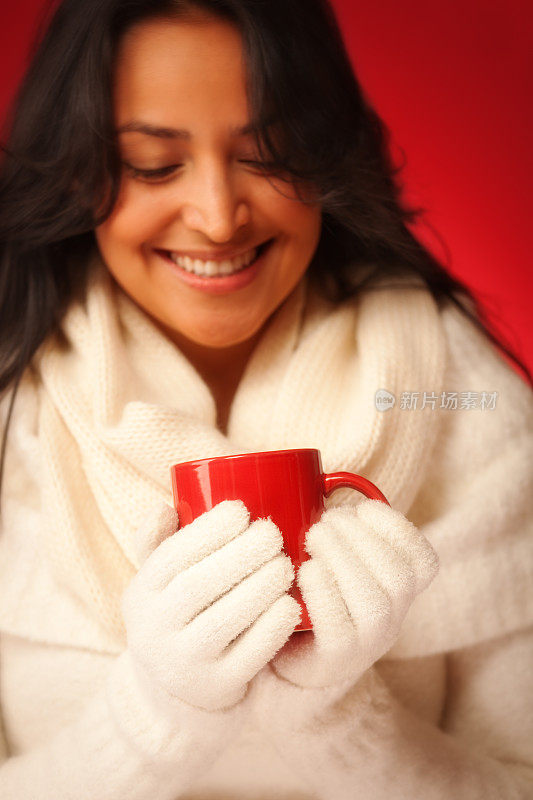 圣诞女人拿着热咖啡，茶饮料在冬天的衣服