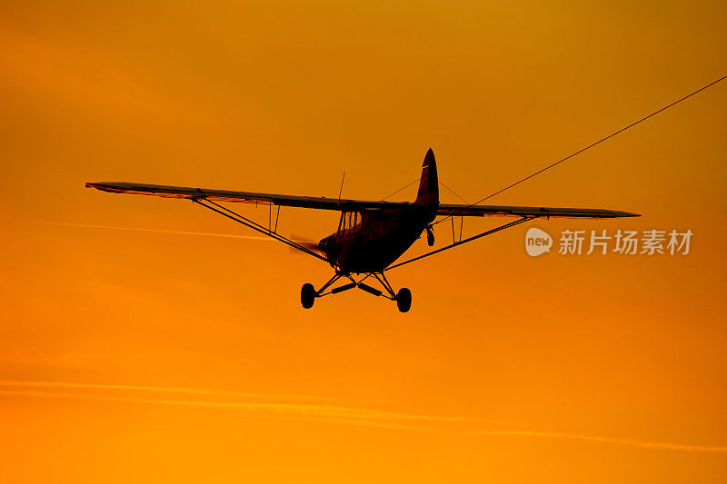 夕阳中的小型滑翔机牵引飞机