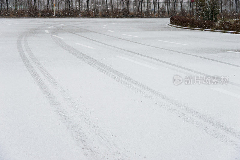 冬天下雪的路