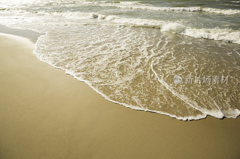海浪在沙滩上轻轻交换