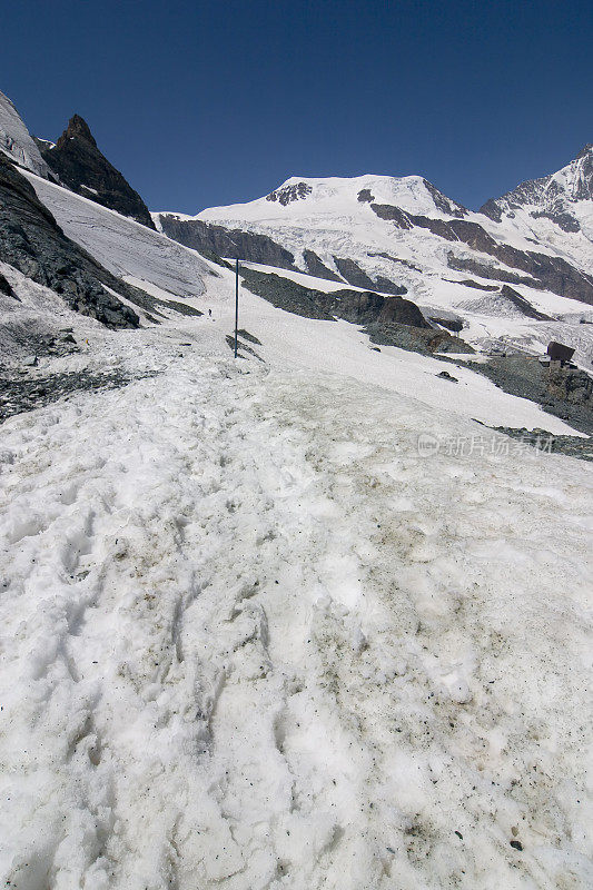 瑞士阿尔卑斯山雪地上的足迹