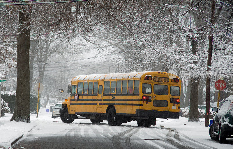 校车在暴风雪中行驶
