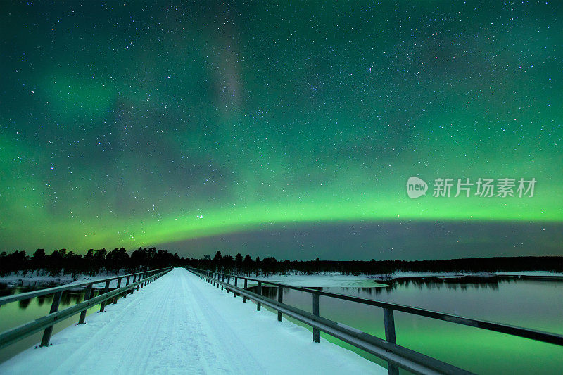 冬季芬兰拉普兰的一座桥上的北极光
