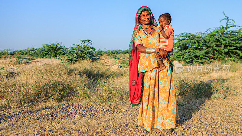 一个印度妇女抱着她的孩子
