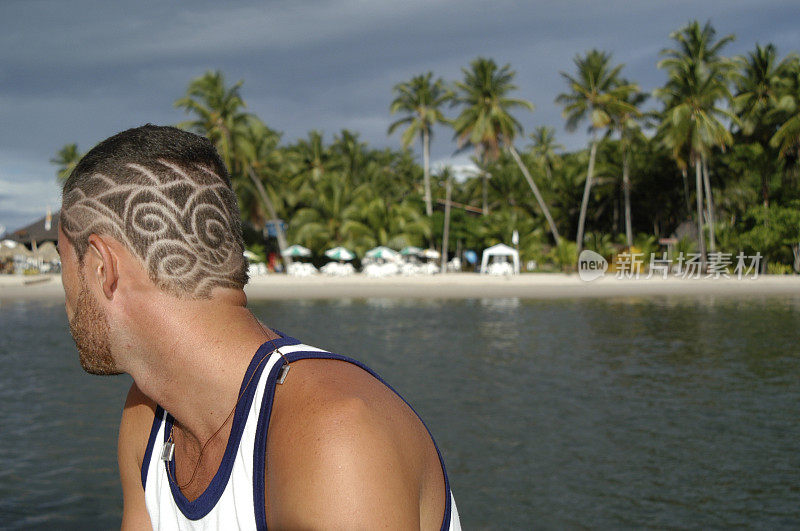 巴伊亚巴西人的发型设计热带海滩