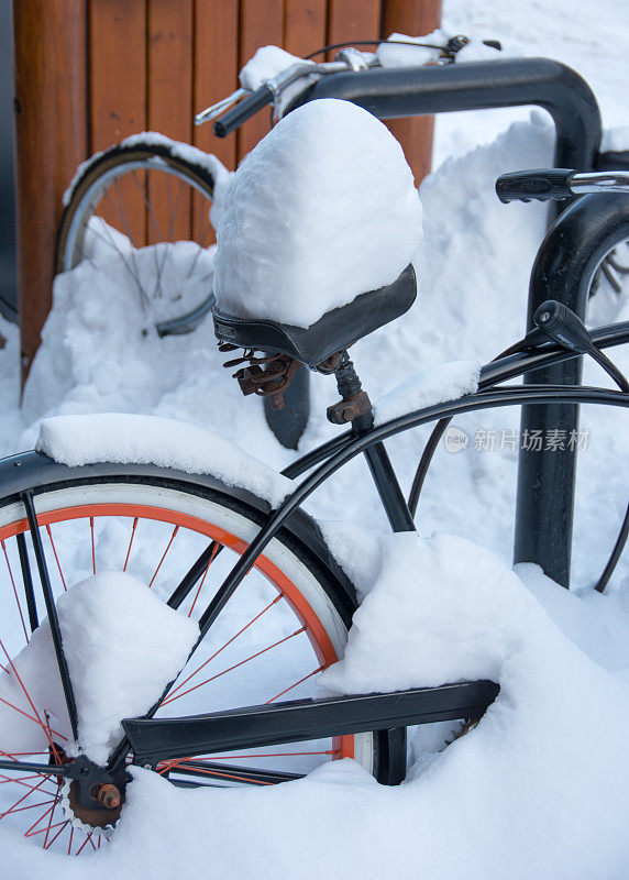 大雪过后，自行车停在外面