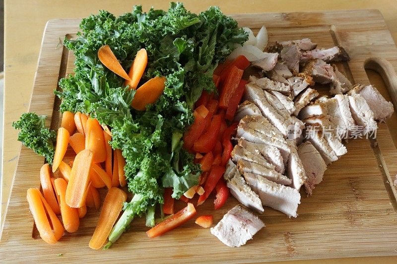 用竹板煸炒蔬菜和肉片
