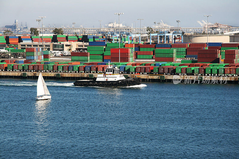 海运港口、集装箱、拖船。副本的空间。水平的。
