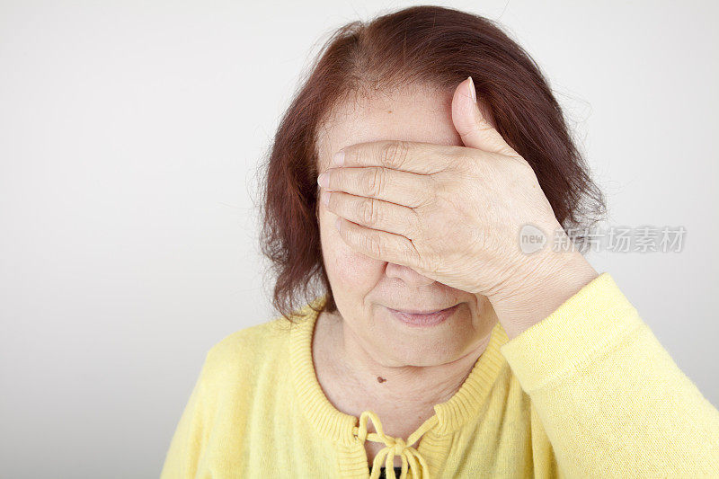 患有头痛的老年妇女