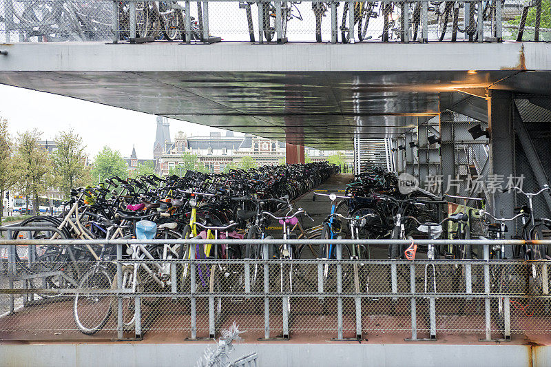 阿姆斯特丹的自行车停车场