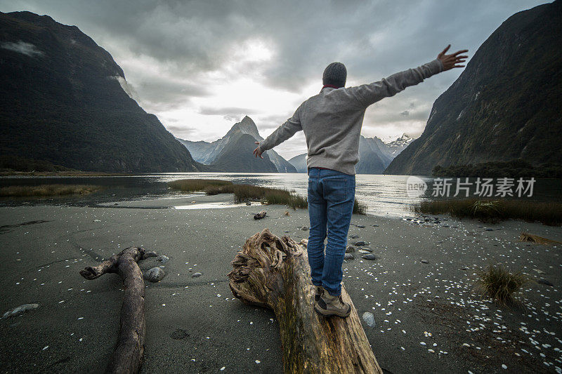 人走在原木在山上，后视镜，新西兰