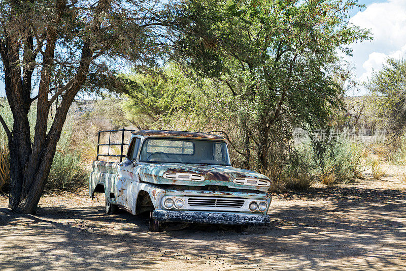 纳米比亚大草原上被遗弃的卡车