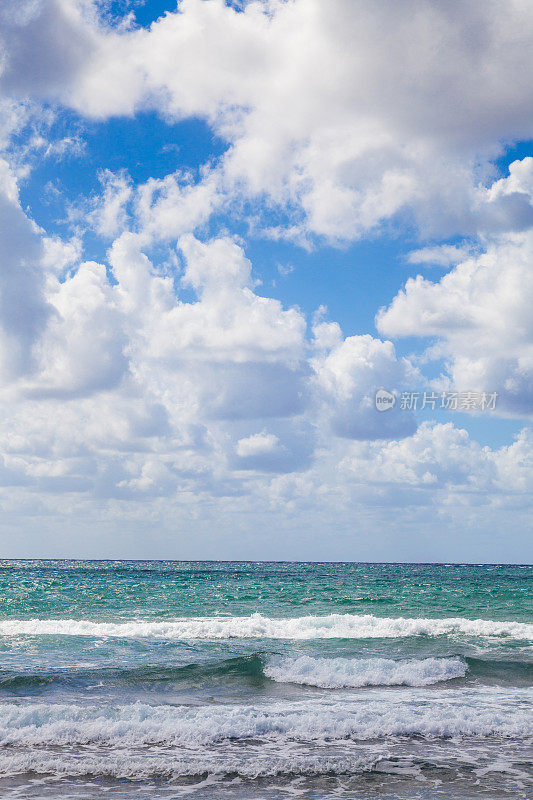 海滩和云景背景