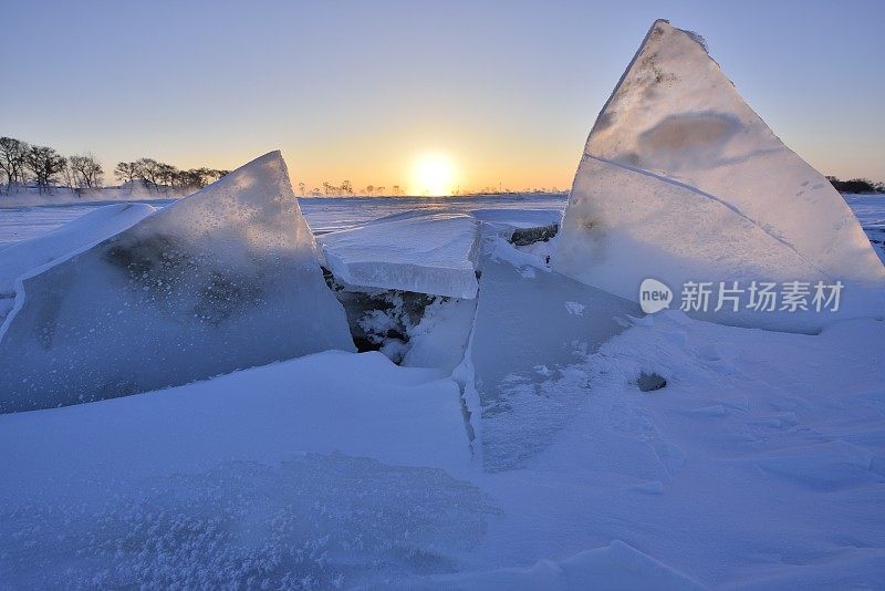 冬天，河里结了很多冰